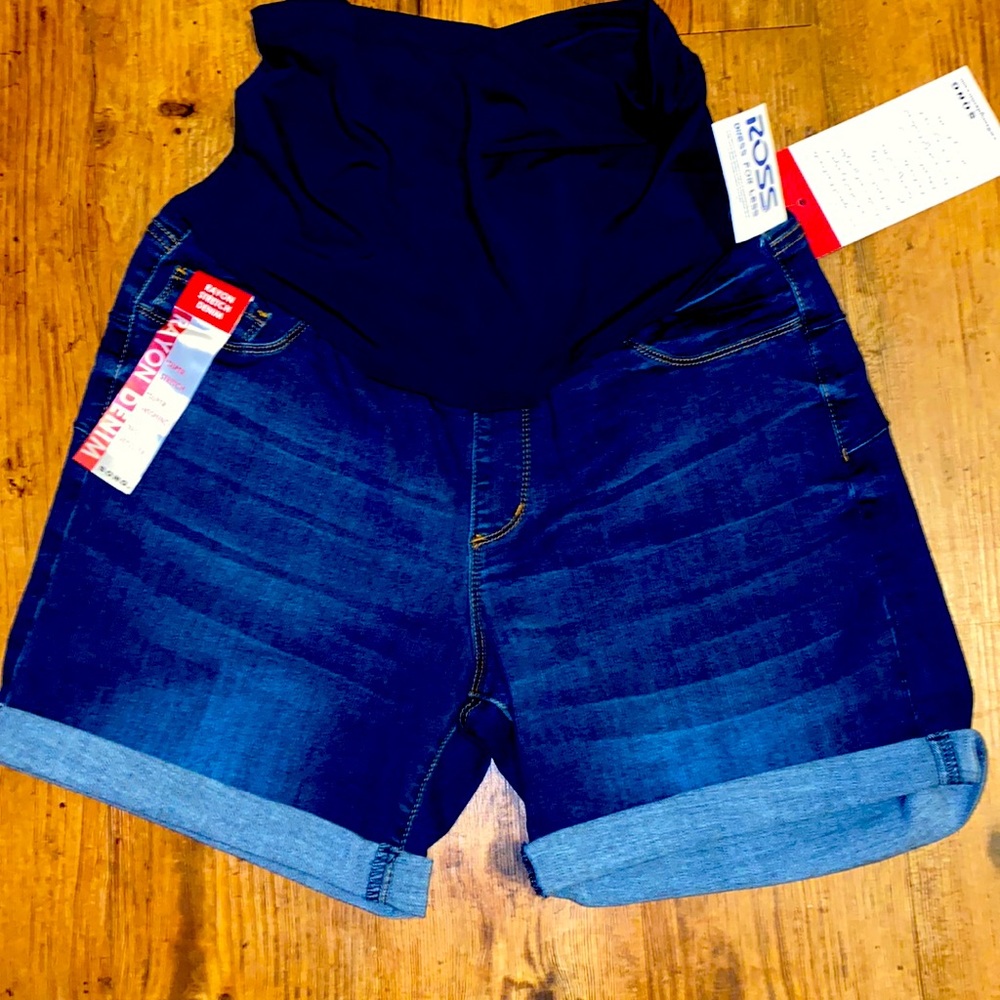 NWT maternity shorts